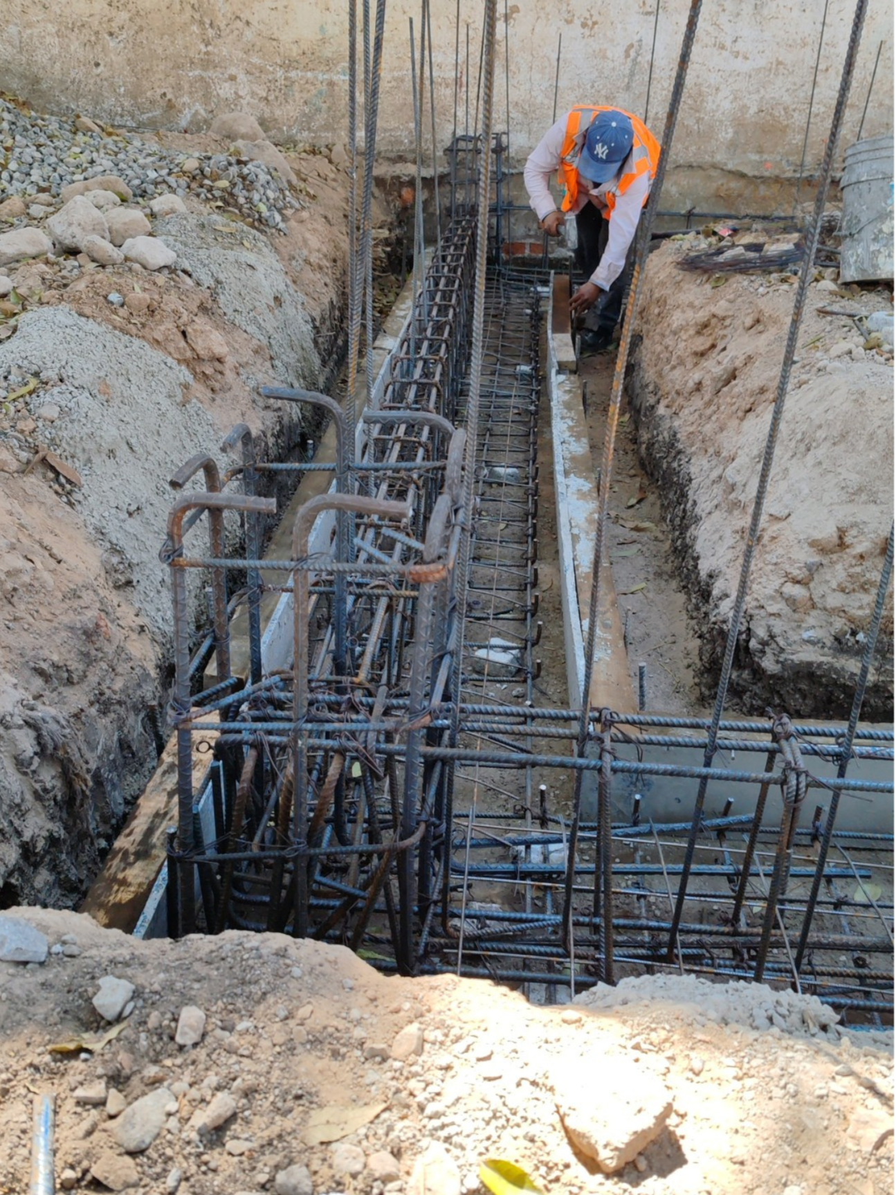 Uso en Construcción Zapatas Corridas - Triplay Plástico para Cimbra